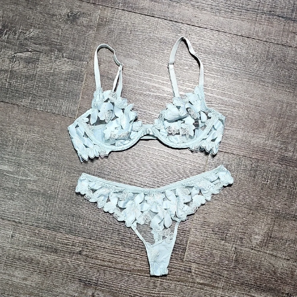 Lace Floral Underwire Bra & Thong Set - Light Blue